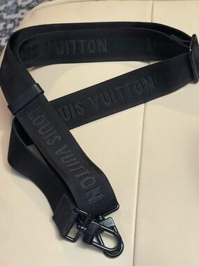 LOUIS VUITTON
Monogram Trio Messenger Shoulder
Strap Black new authentic